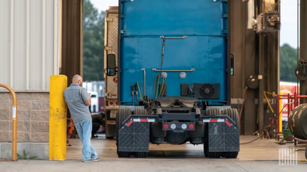 Fourth consecutive month of decline in truck transportation jobs