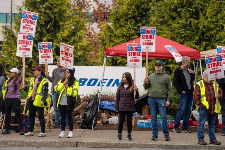 Boeing, Union to Resume Pay Talks