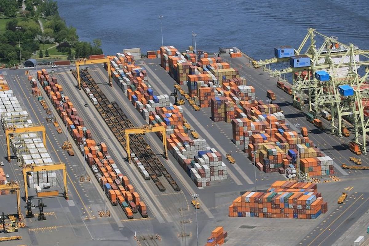 Montreal port calls on Trudeau to end strike
