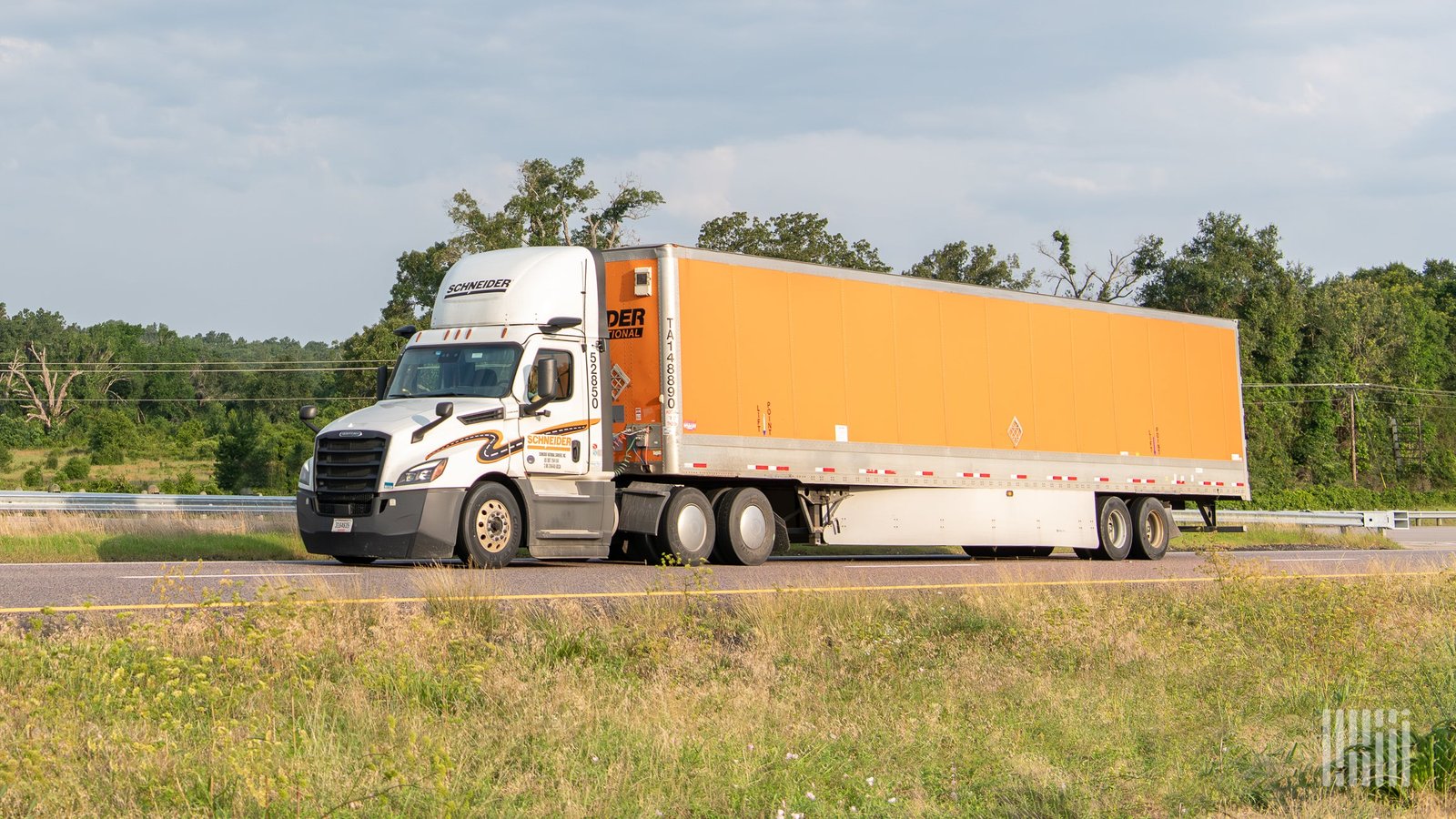 Schneider National cuts outlook, ‘commoditized’ one-way fleet uninvestable
