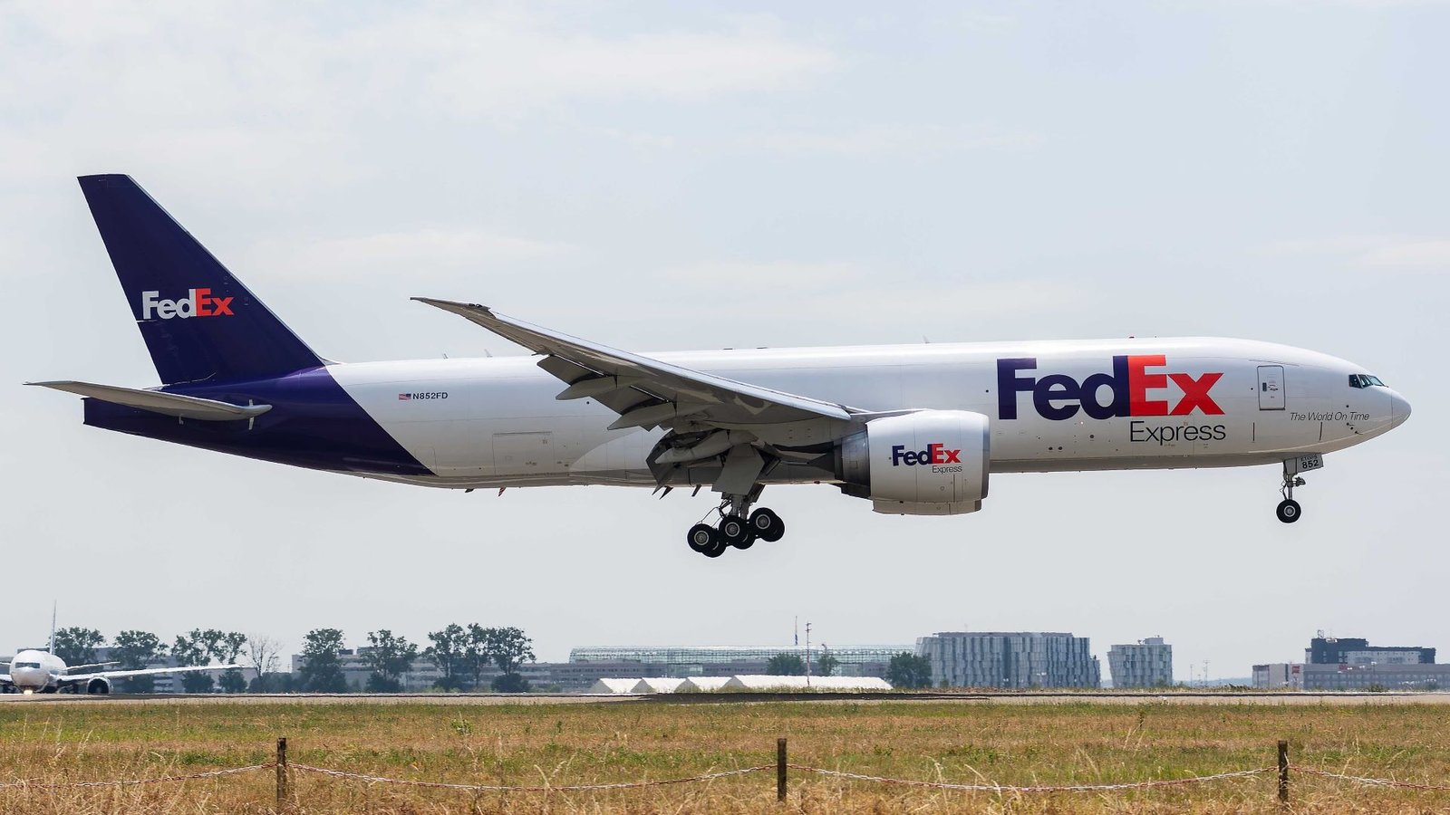 FedEx makes big push for third-party air cargo