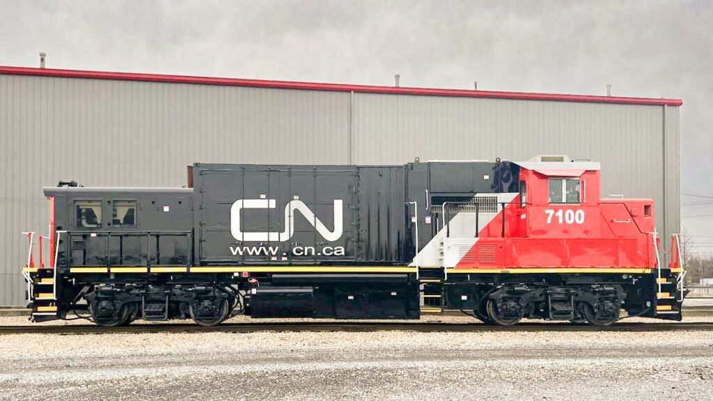 CN testing hybrid biofuel-ready locomotive