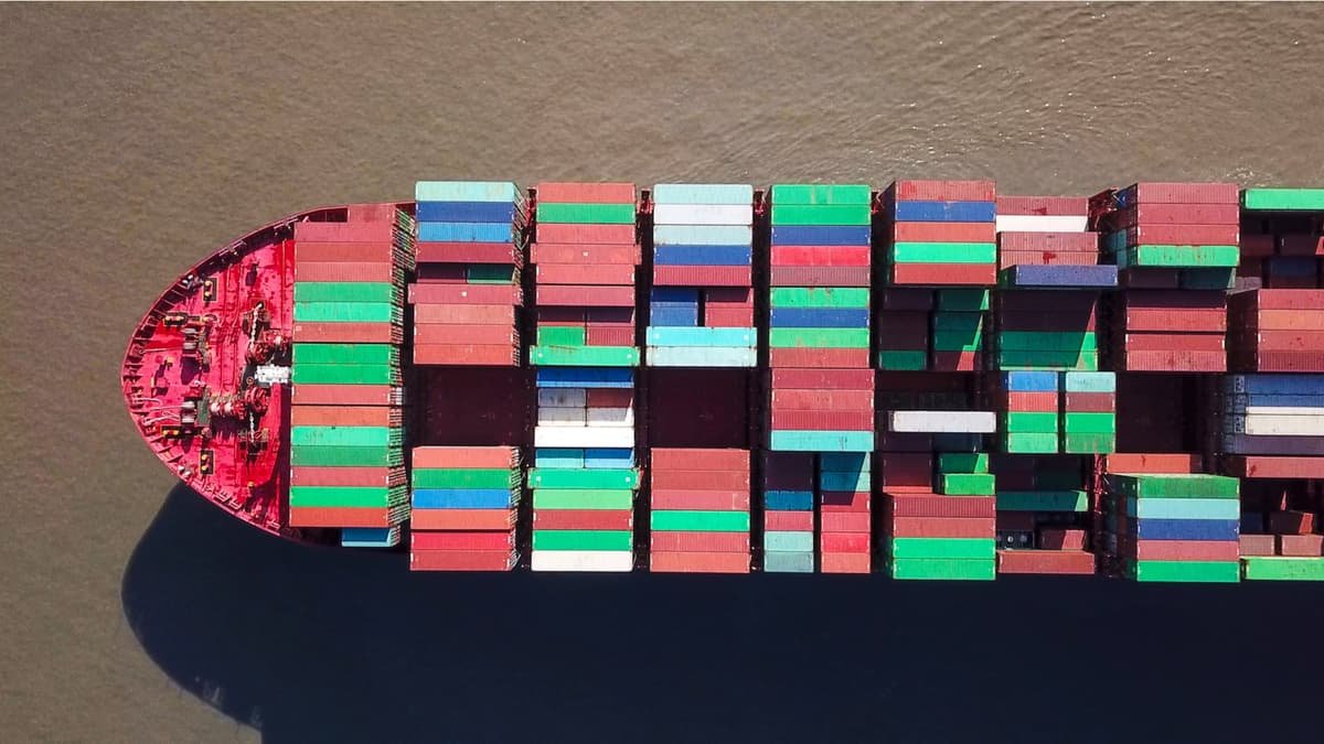 Port strike threat gone, trans-Pacific container rates level out