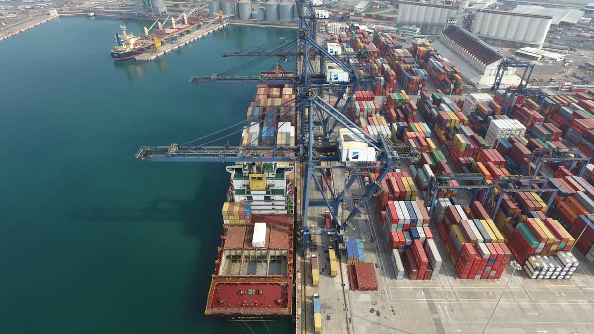 In slow season, tariffs a following wind for trans-Pacific container rates