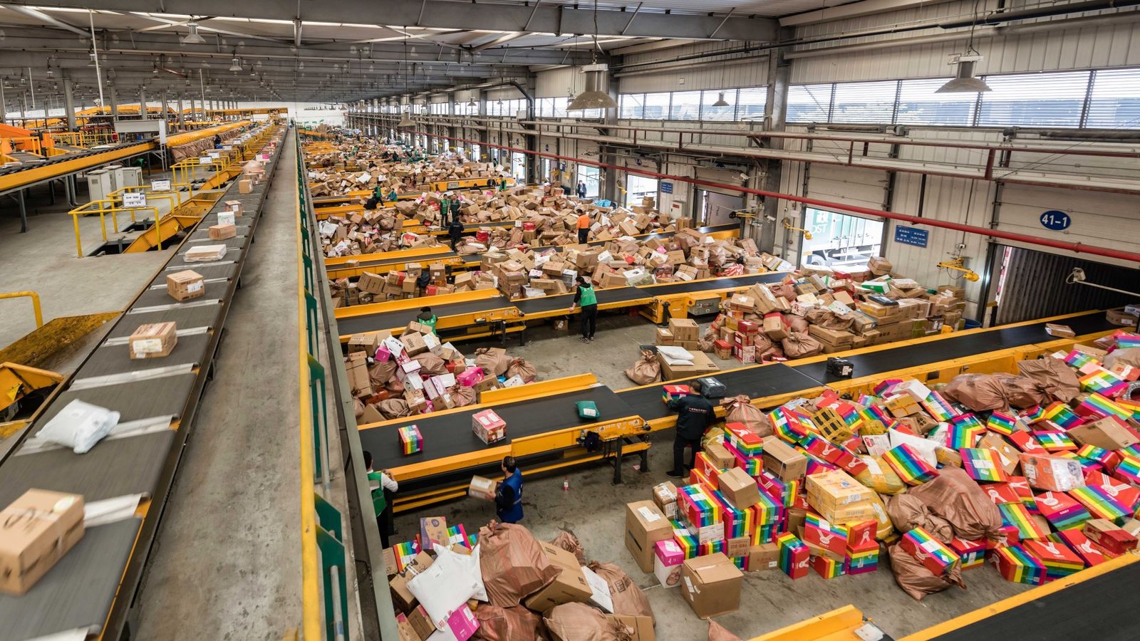 US Postal Service begins accepting parcels froUm China again