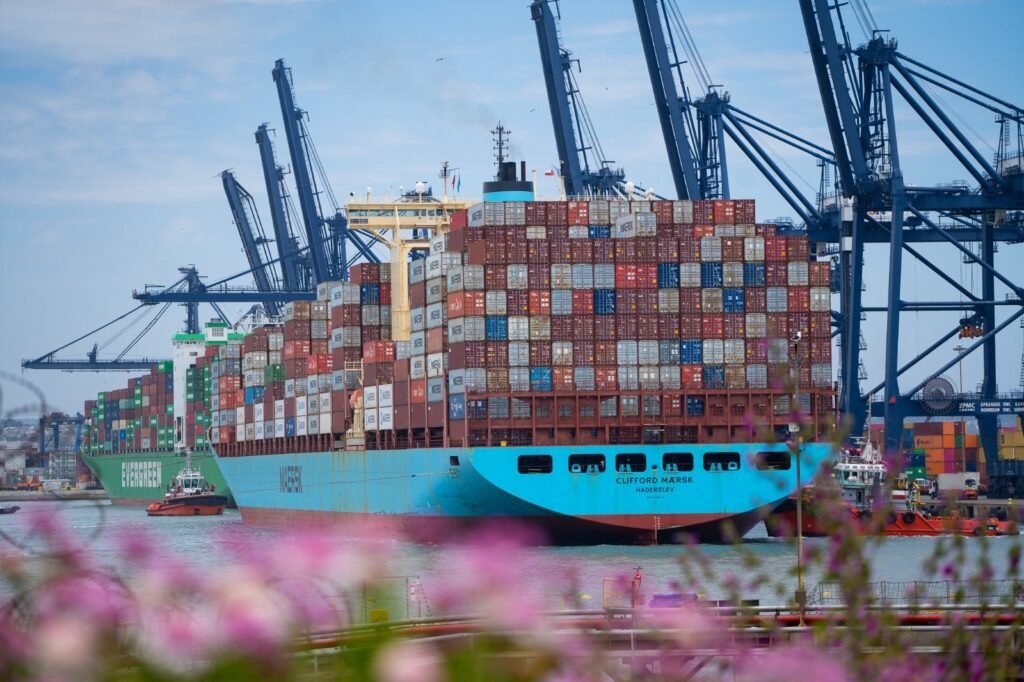VIDEO: ONE vessel bumps Maersk boxship in Hong Kong